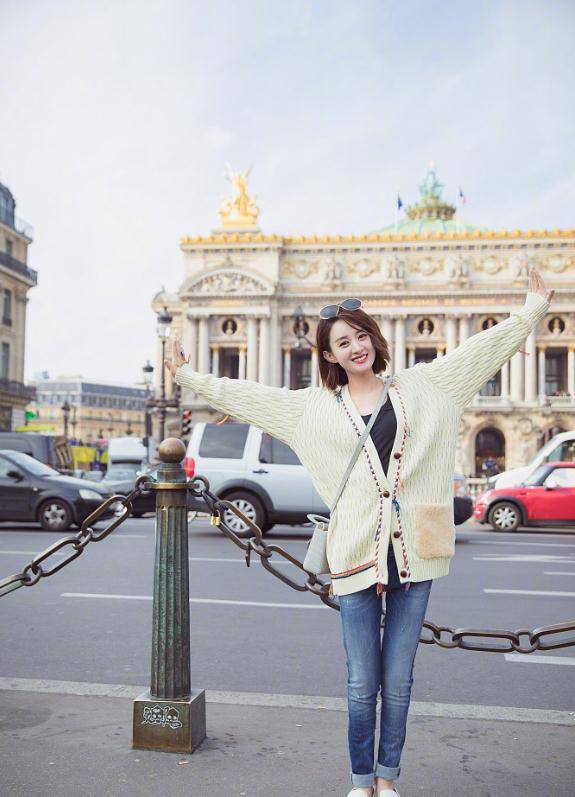 赵丽颖真会凹造型,穿条纹西服搭配黑色西裤洋气俏皮,气场全开_西装