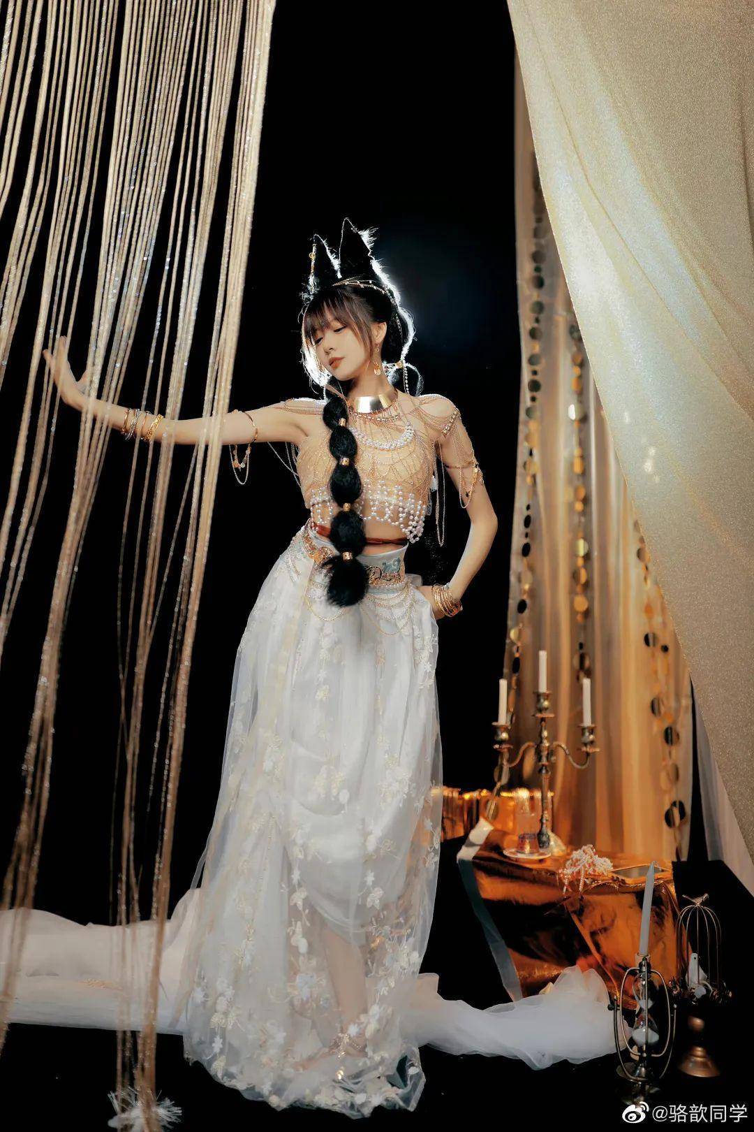 lpl主持骆歆晒美照,不料衣服穿反,登上热搜,引发网友热议_时候_pose