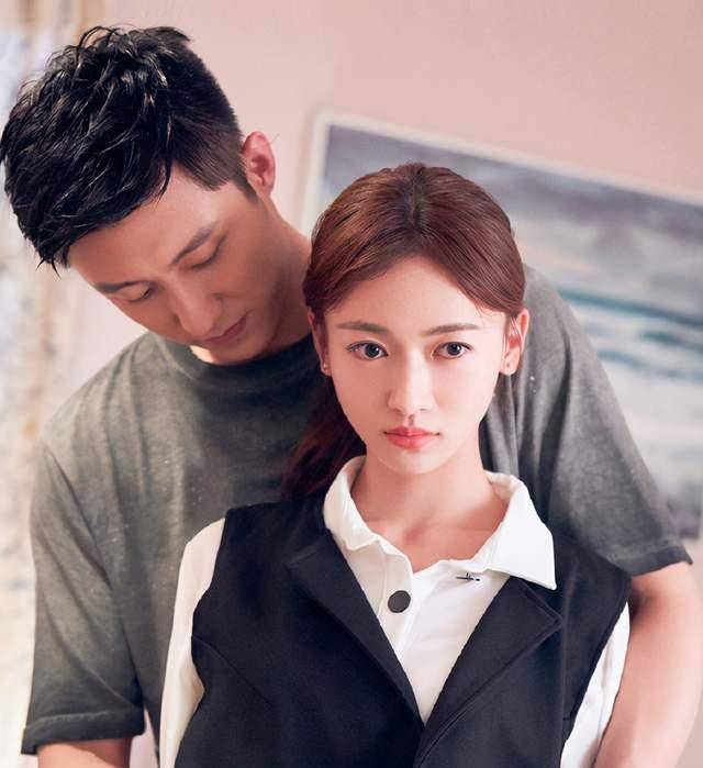 黄景瑜片场对吴谨言动手动脚,又是捏耳朵又是摸脸,女方表情不适_电视