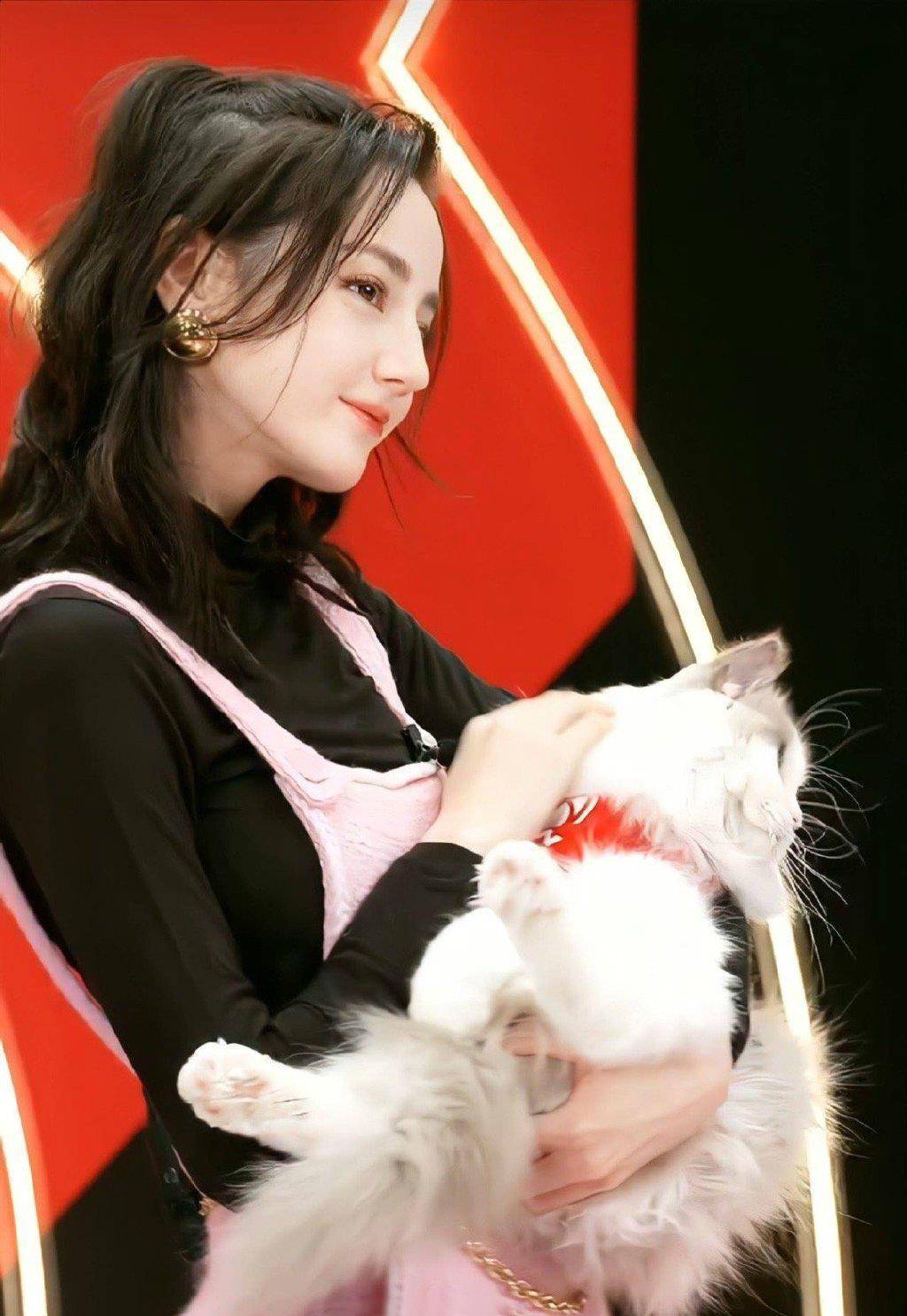 迪丽热巴穿粉色背带裤出镜,抱猫咪像抱小孩,模仿经典表情包好萌_活动