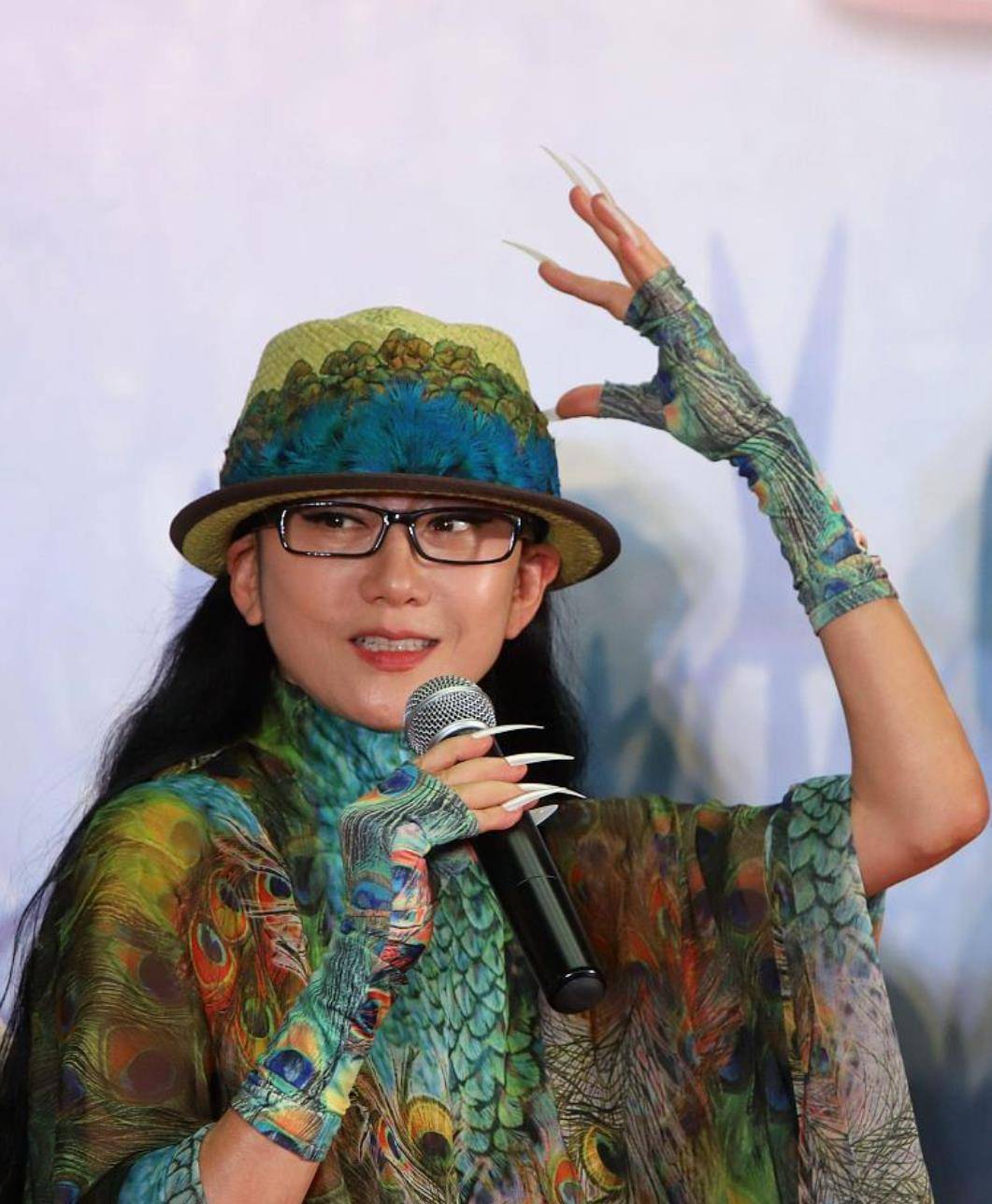 61岁杨丽萍近照皮肤紧致似少女,指甲护理费1年高达18万_孔雀_新作