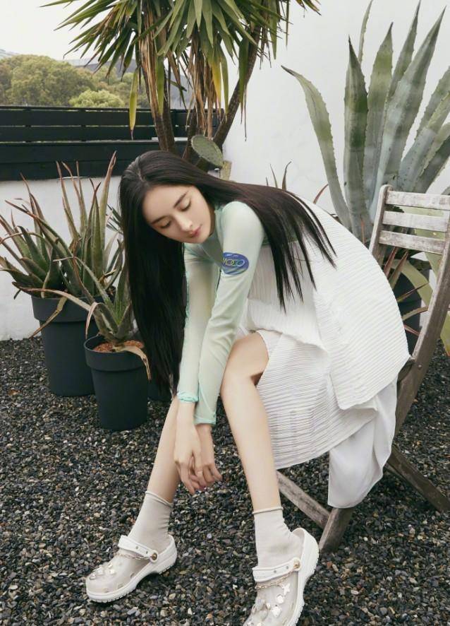 杨幂为秀奶棒腿,故意把灰色中筒袜穿上,哪知腿细掉成堆堆袜_造型_白色