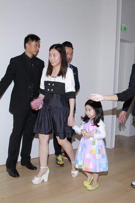 甘比忙为女儿铺路,让她参加豪门聚会,郭晶晶却带子女去慈善活动