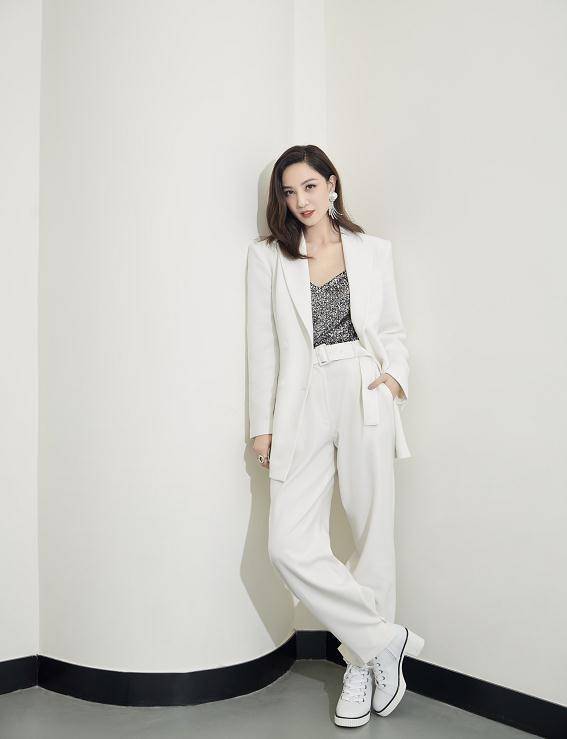 郑希怡171身高没浪费,穿西装搭亮闪背心像超模,骨感线条超赞_身材
