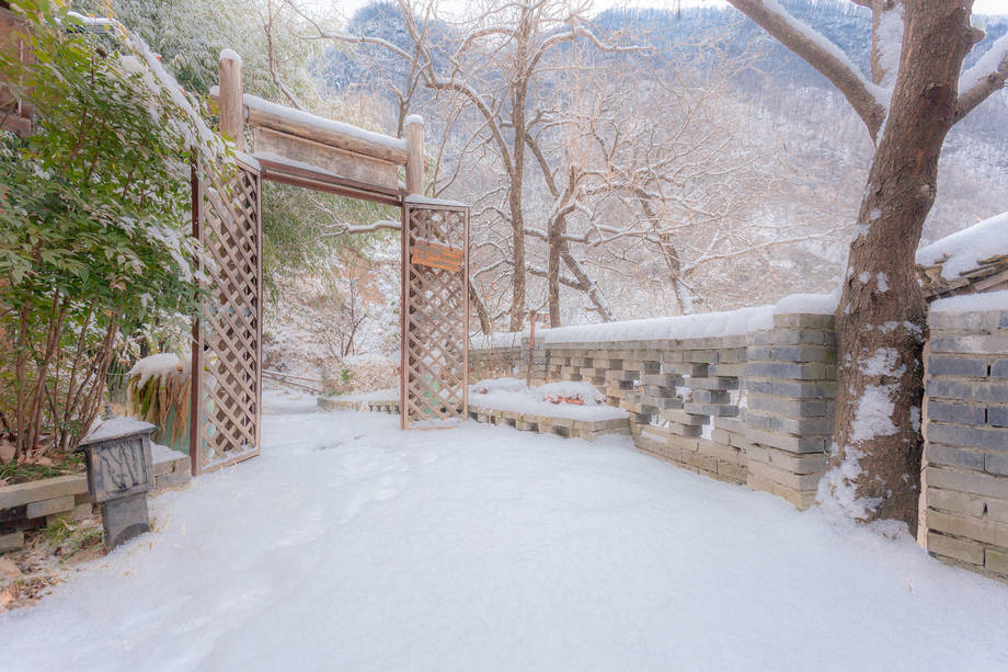 别墅院子雪景图片