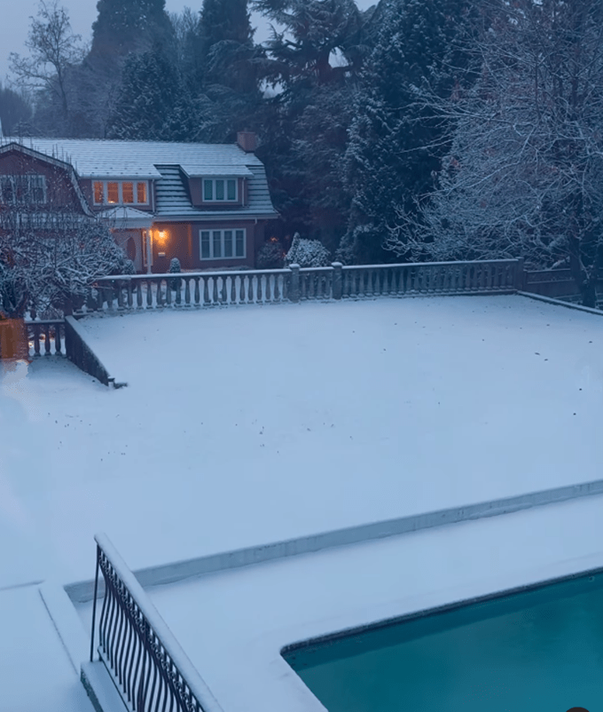 别墅下雪图片夜景图片