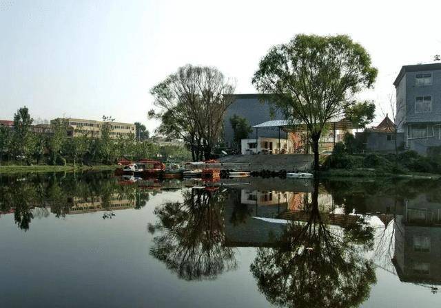 太任公園以及奚仲公園,太任公園裡有很多有趣的雕塑,而上河城是平輿縣