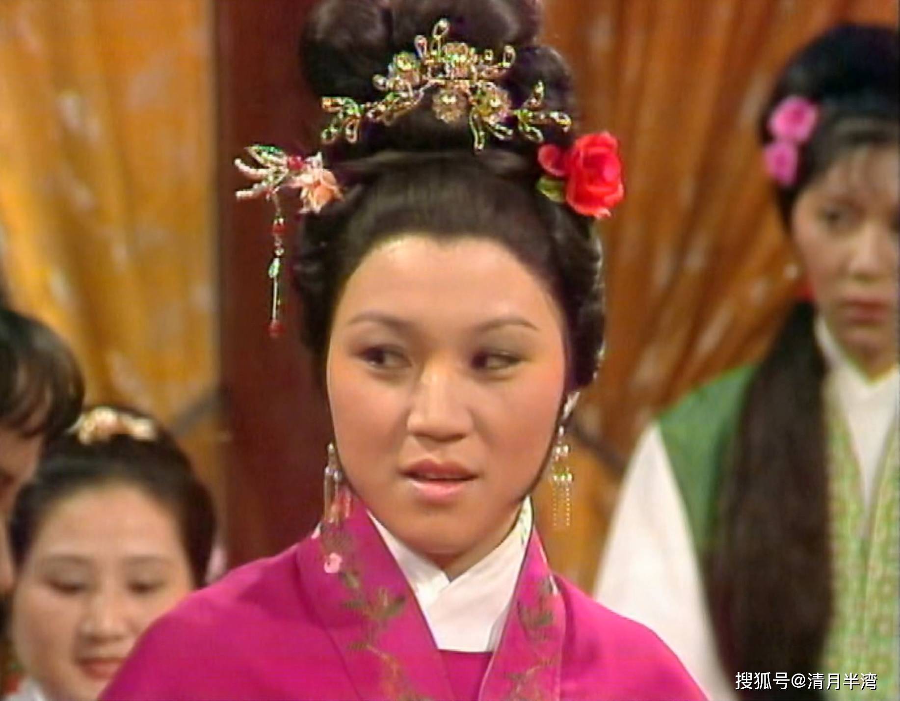 吴浣仪年纪不大,可她脸盘子大,五官也不够精致,明明是二十几岁的少女