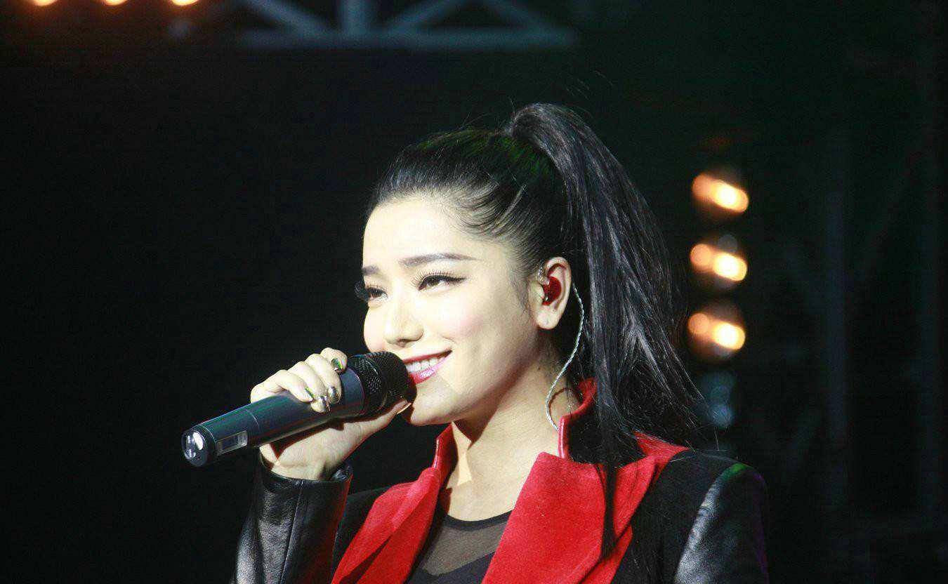 09年快女冠军的她,今整容失败像"妖怪",全身就剩眼睛没动过了!