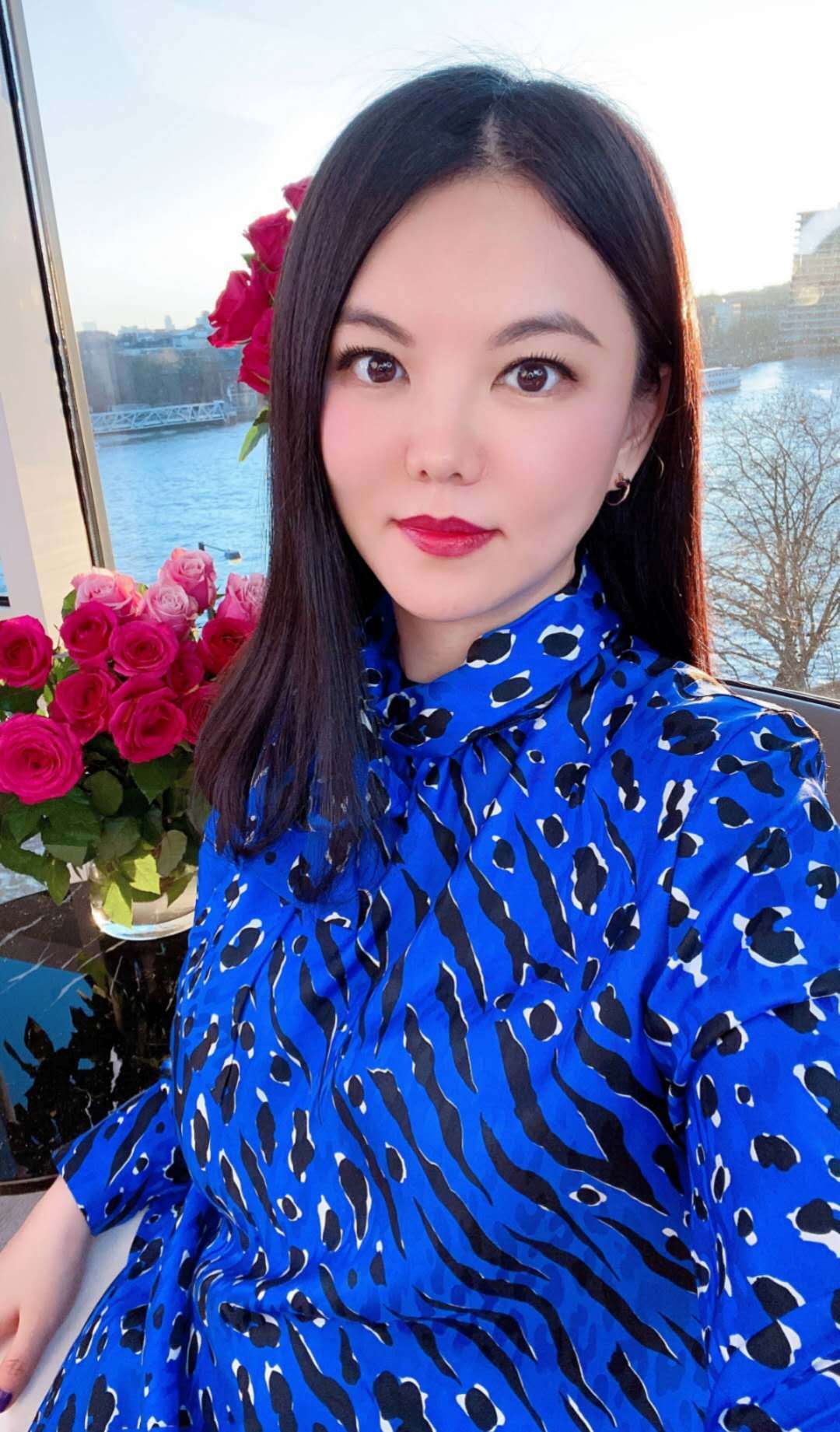 对于曾经的富养女儿代表,李湘戴大钻戒出镜卖房,不要太炫富