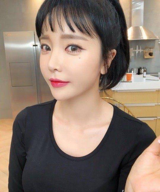 你们的女神又出来发自拍了,真的美的让人有点窒息_洪真英_照片_画面