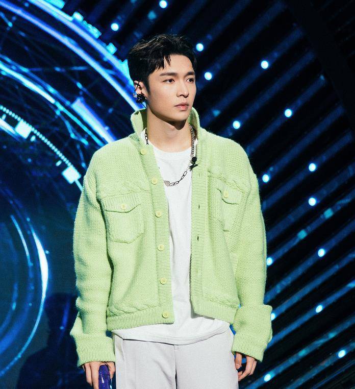 张艺兴绿色毛衣造型,卸下坚硬的外壳,只是一个邻家大男孩_照片_都会