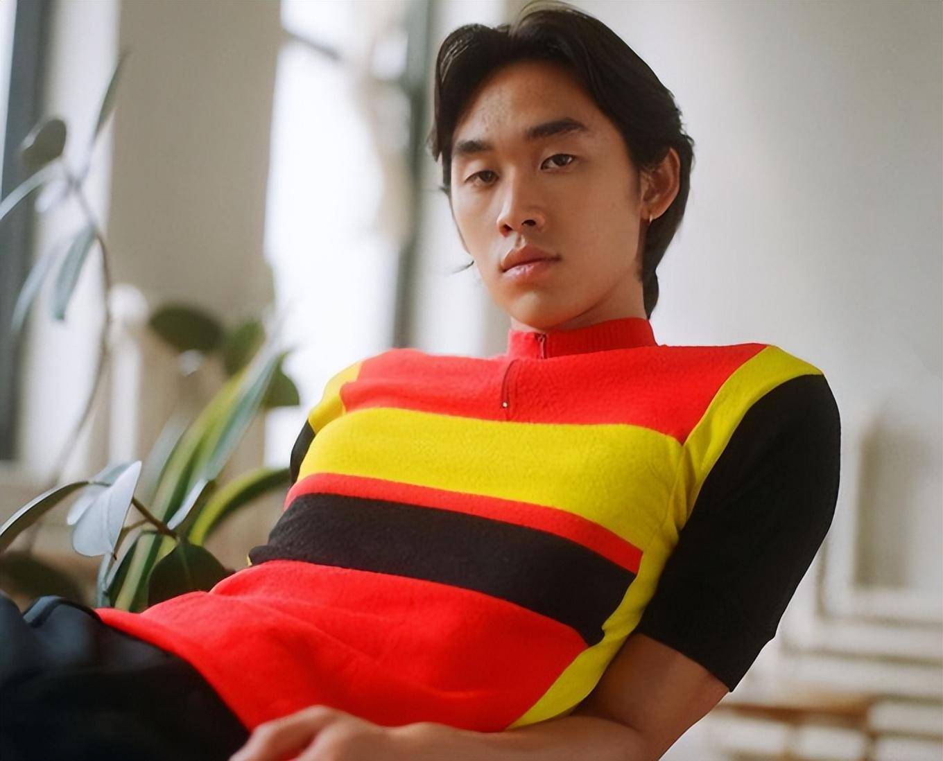 与洋女友大街上搂抱,女方穿吊带身材好_林子豪_社交_照片