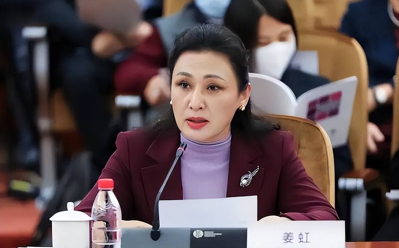 汕头大学高颜值女书记走红,54岁风韵犹存,真实学历更不一般_姜虹_自身