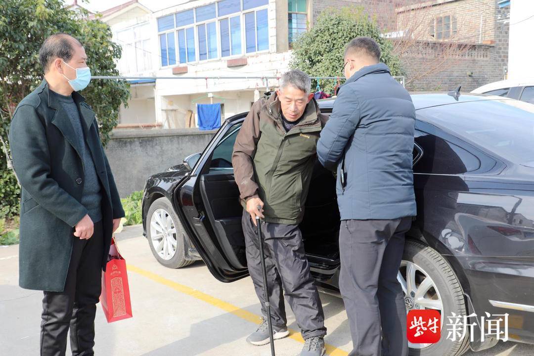 下午1点钟,仪征市大仪镇香沟残疾人之家负责人薛元冬开车来到理发师顾