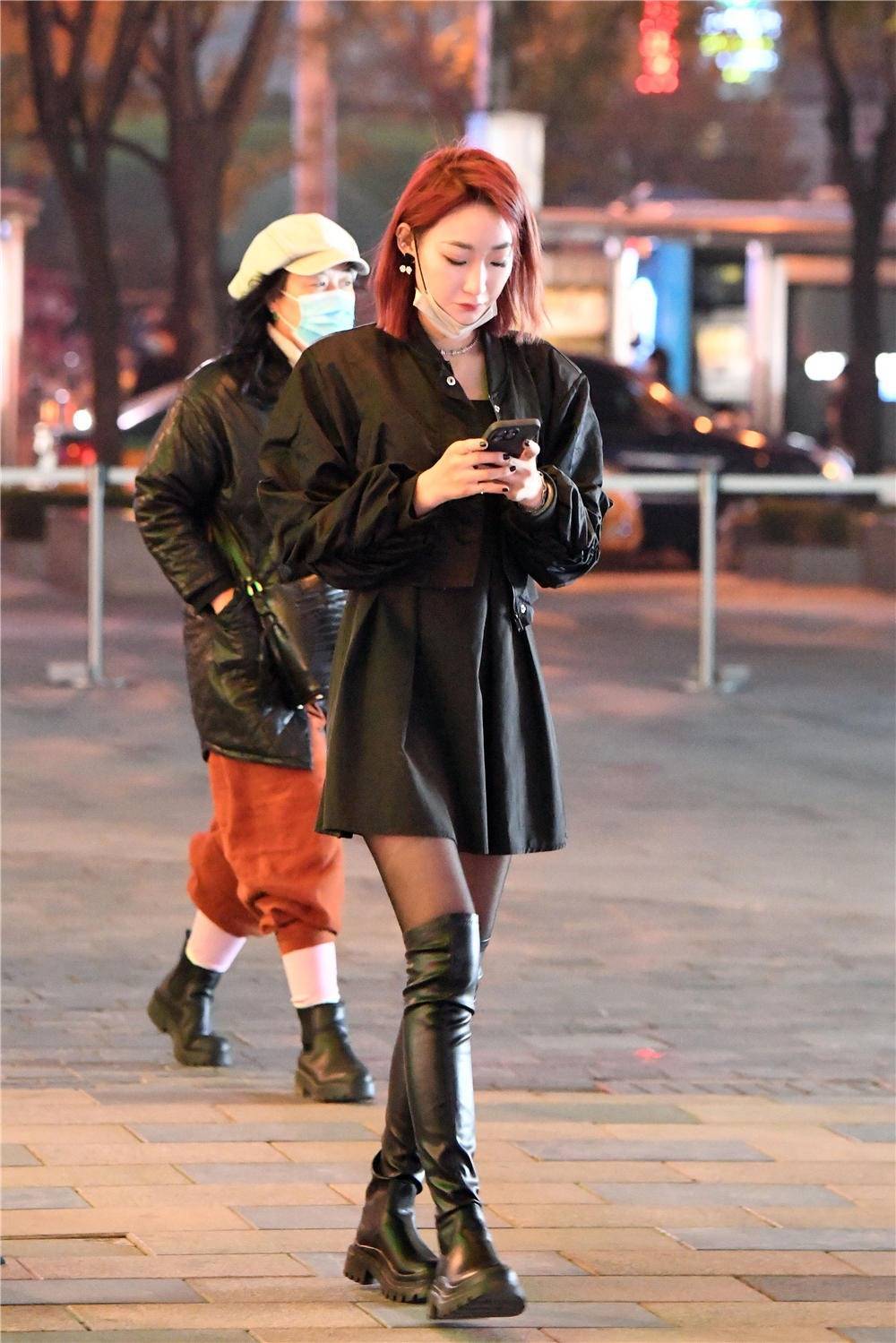 黑色丝袜搭配长靴,秋冬季节的经典选择,让你的搭配更轻松_美女_设计