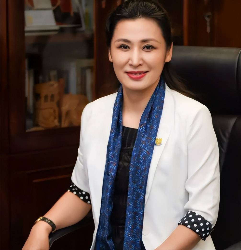 汕头大学高颜值女书记走红,54岁风韵犹存,真实学历更不一般_姜虹_自身