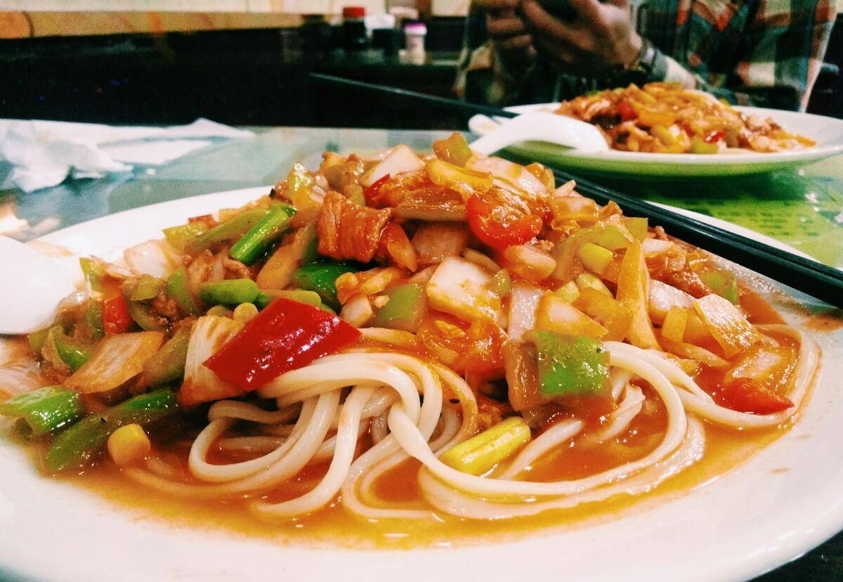 它是新疆面食之冠,是菜和面的热恋,劲道顺滑q弹,抗饿实在货_拉条子