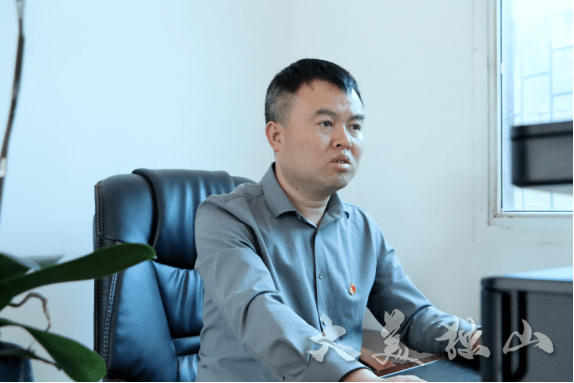 潘文春很小的时候,父亲就开始从事海花草的收购工作,维持一家人的生计