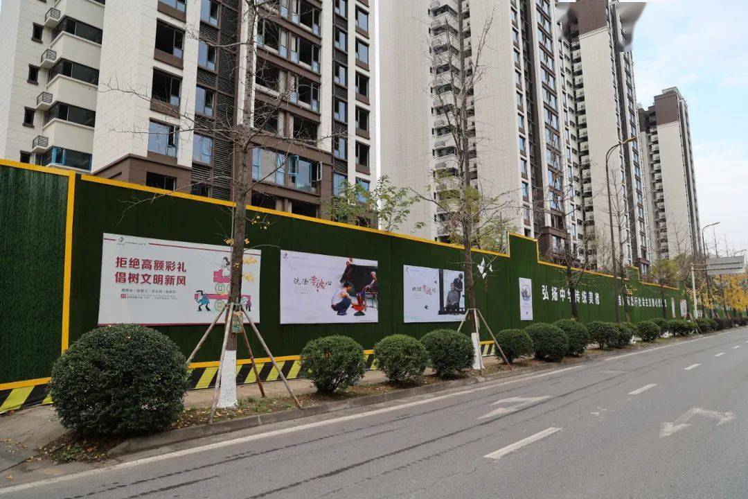 垃圾巡查北龛寺棚户区工地围挡清理围挡周边落叶清理围挡周边杂物