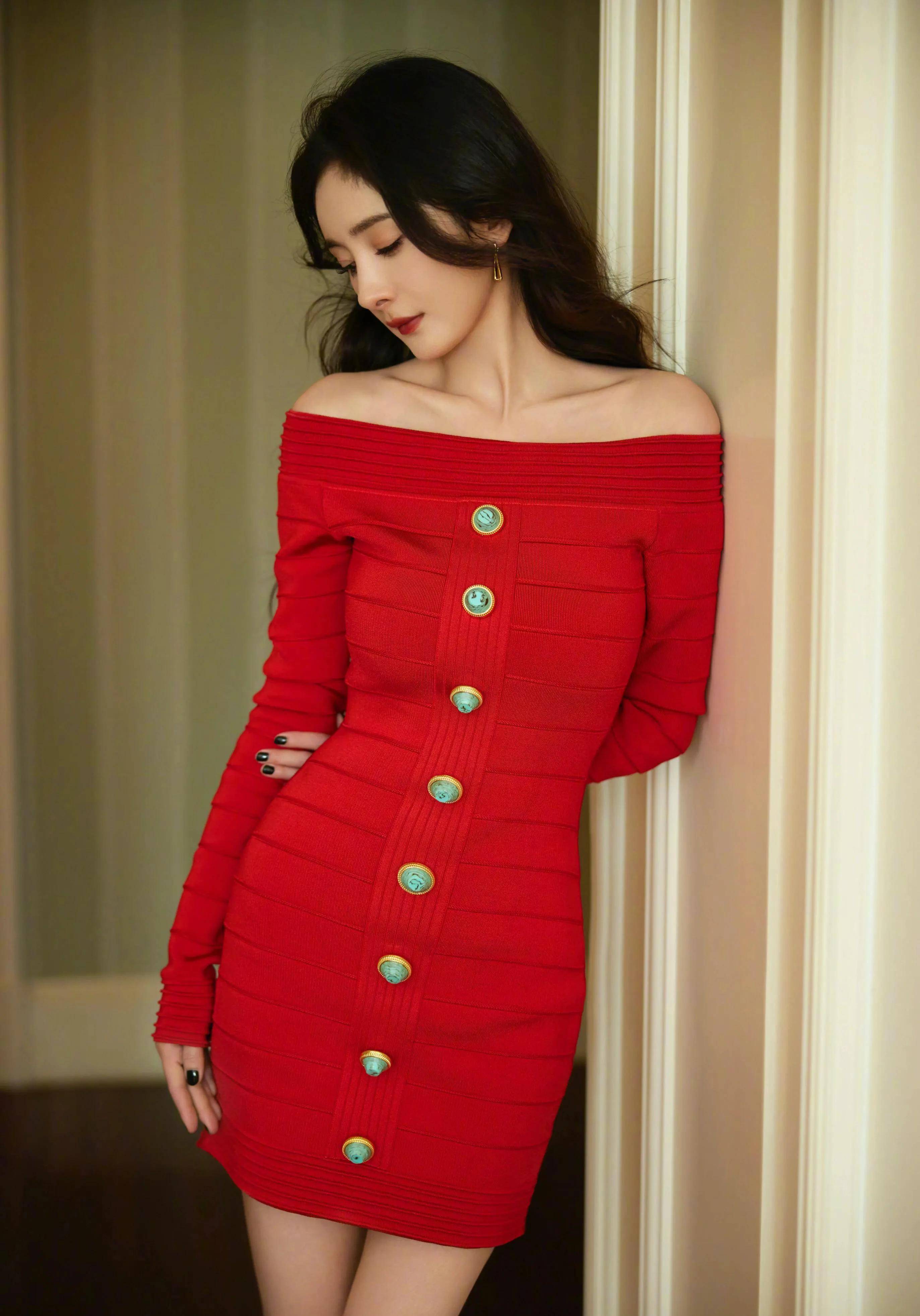 杨幂身着热辣红裙小秀性感 纤细美腿吸睛香肩迷人_活动_于裙_直播