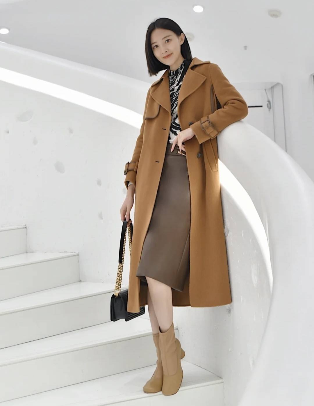 棕色大衣的3个内搭思路 45套搭配示范,时尚保暖穿出高级感