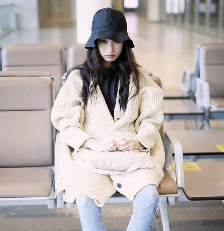倪妮穿米白针织大衣配瘦腿牛仔裤走机场,可咸可甜,温柔又治愈_时尚