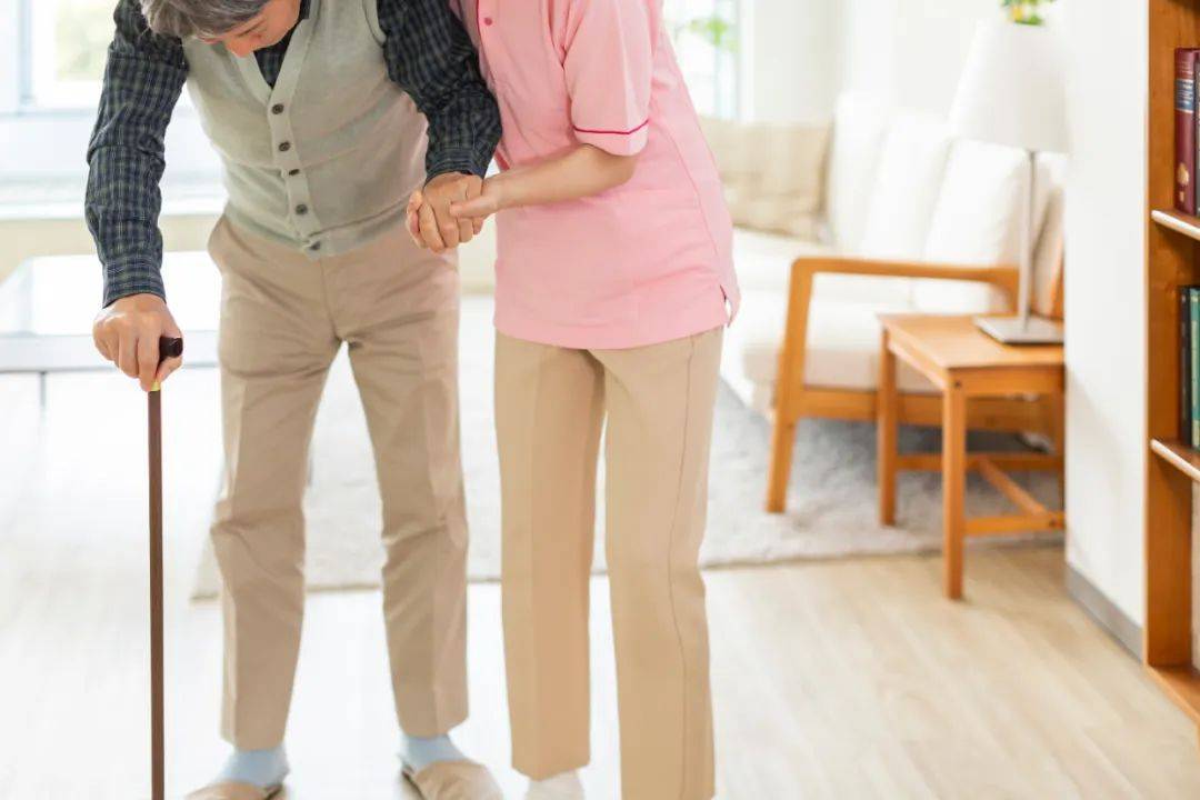 重度瘫痪者:由家属协助,病人患侧上肢搭在家属肩上,家属一手扶腰,一手