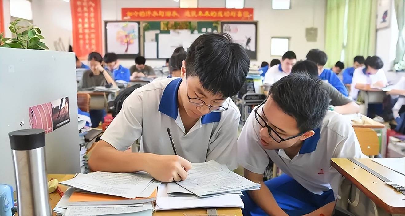 高中生在留一种很新的作业,各科课代表花式套路,不写都不好意思_同学