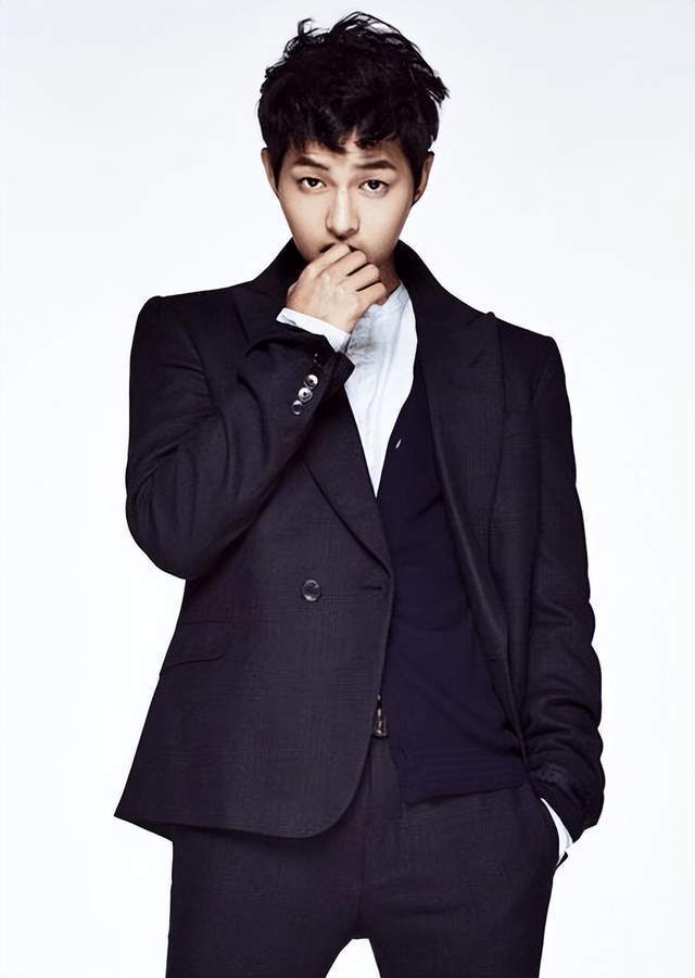 网友参加婚礼偶遇宋仲基,身穿米白色西装佩戴墨镜,丝毫没有架子