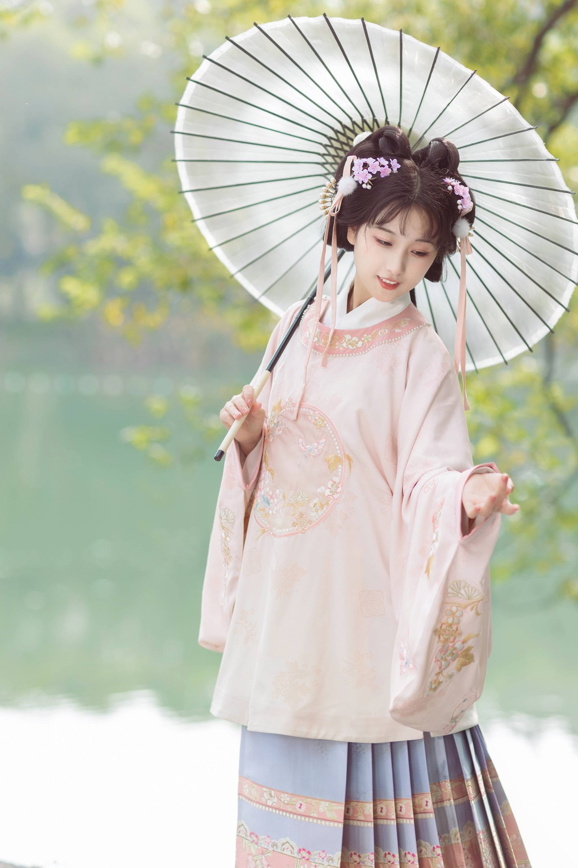 汉服上新,宋制拜年服和粉红少女心战袍,你喜欢哪个?_斗篷_面料_褙子