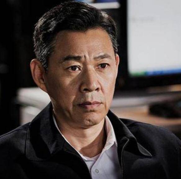 张丰毅开车出去时,半路遇到了警察例行检查,最后,还是看在石兆琪的