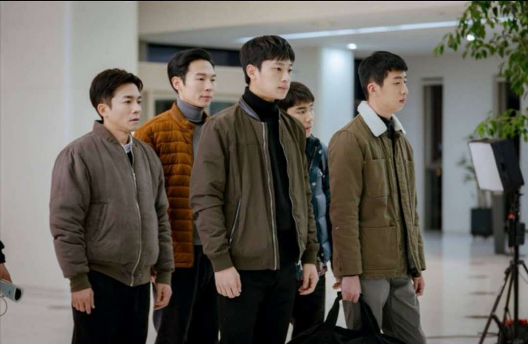 宅在家的第n天,来看《爱的迫降》刘秀彬秀肌肉_人气_演习_身材