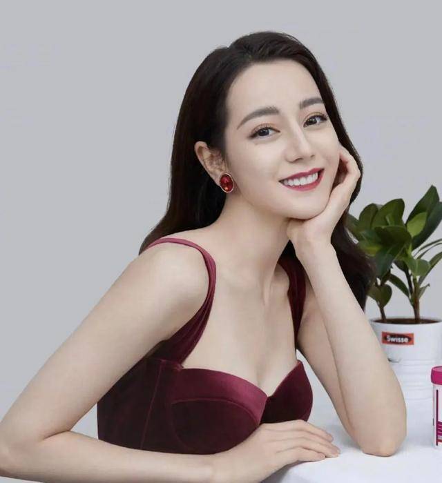 娱爷:迪丽热巴之前听从团队的建议去做了烤瓷牙,换牙之前她还有小虎牙