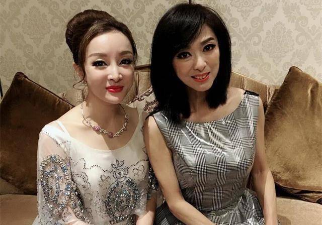 米雪和妹妹雪梨是姐妹两人,出生在一个十几口的大家庭中,姐姐米雪从