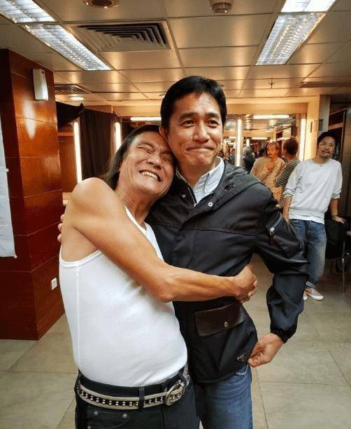 梁朝伟机场偶遇梁家辉热聊不断,两个影帝的装扮好接地气_黑色_年龄_穿