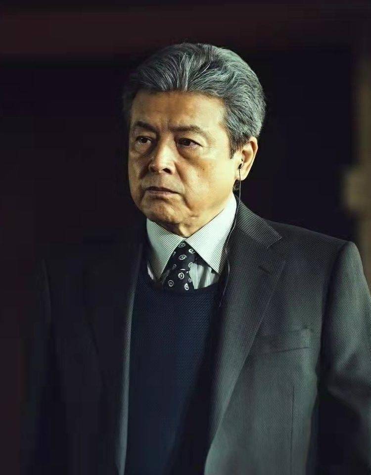 三浦友和才是"反油腻"男人:梳大背头,西服混搭,70岁也不显老_造型