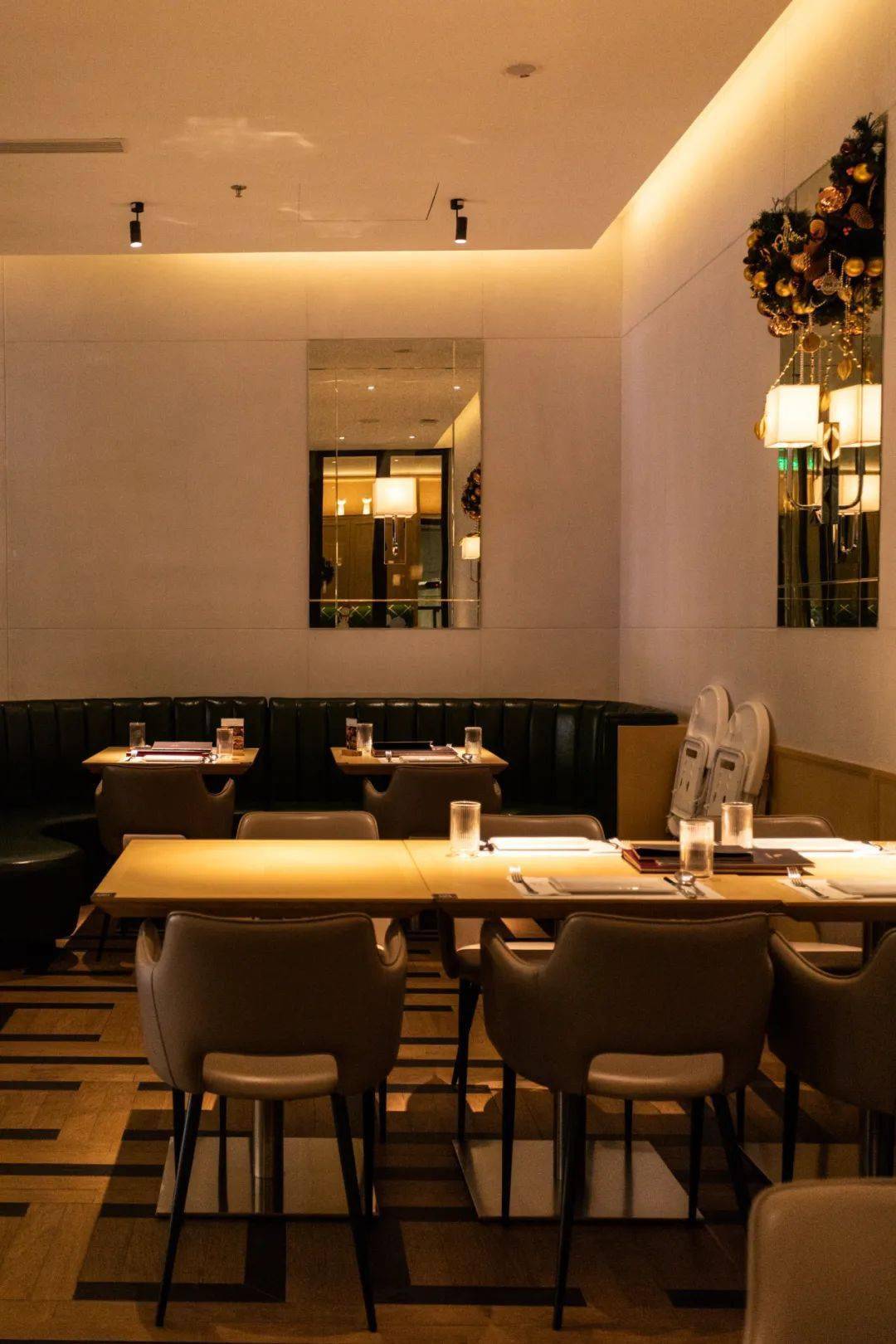 关注 v11牛扒西餐厅>公众号