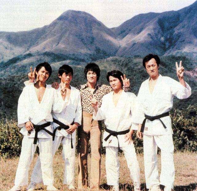 1972年李小龍拍攝《精武門》的時候,導演羅維為了李小龍的安全考慮,在