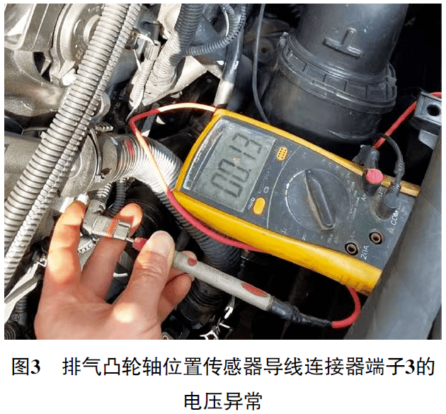 接着脱开进气压力传感器导线连接器,排气凸轮轴位置传感器导线连接器