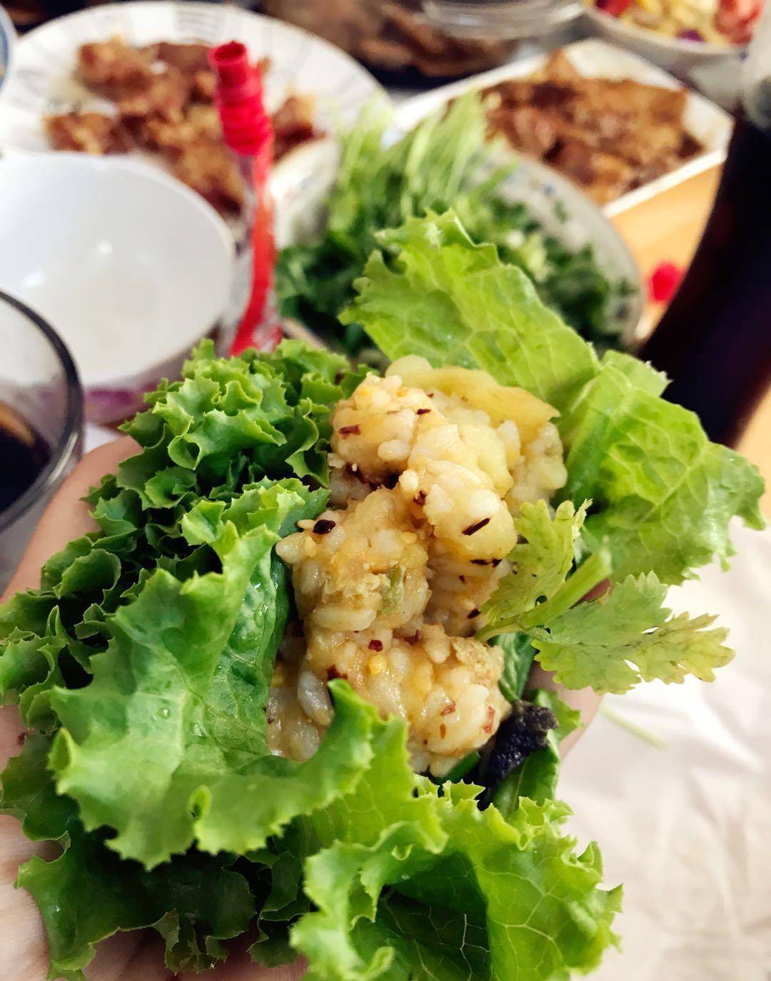 东北特色小吃:风味土豆泥饭包,菜叶包裹米饭和配菜,碗都不用洗_食材