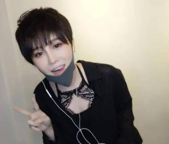 被嘲长相像奥特曼,积极回应被赞高情商_赵一涵_未婚夫_网友