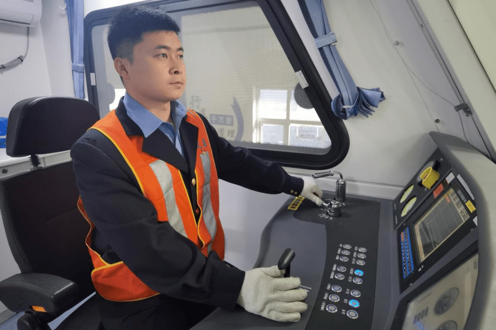 安全行驶5万公里,他靠的是啥?_徐鹏_轨道车_检修