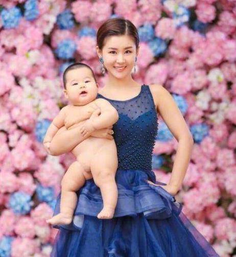 李小萌挺大肚与好友聚会,结束后直接入院待产,生产费用6万6起_王雷