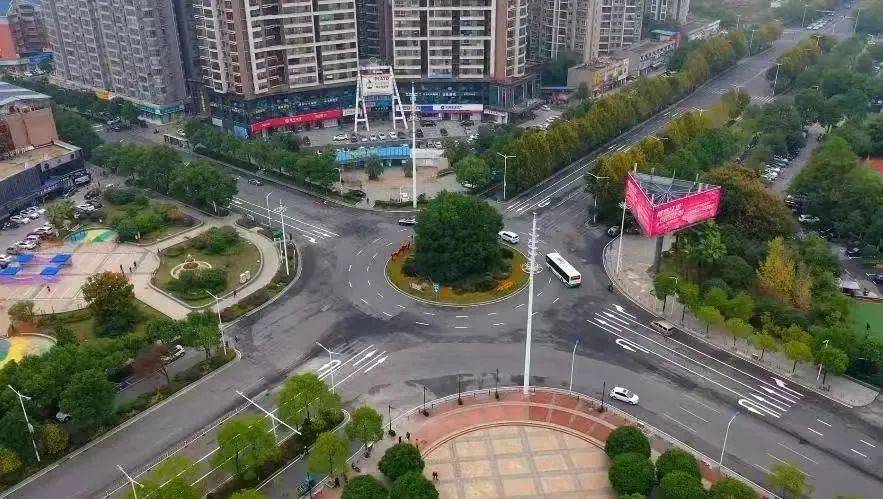 市一中环岛处通行有变化_车道_实线_进行了