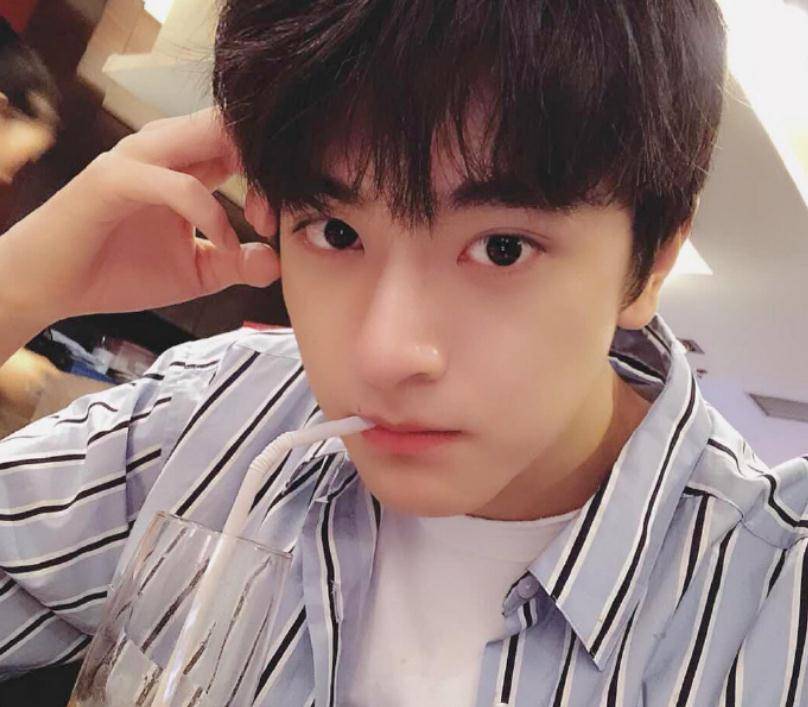 明星童年照对比,林一和吴磊是从小帅到大,易烊千玺是完美逆袭!