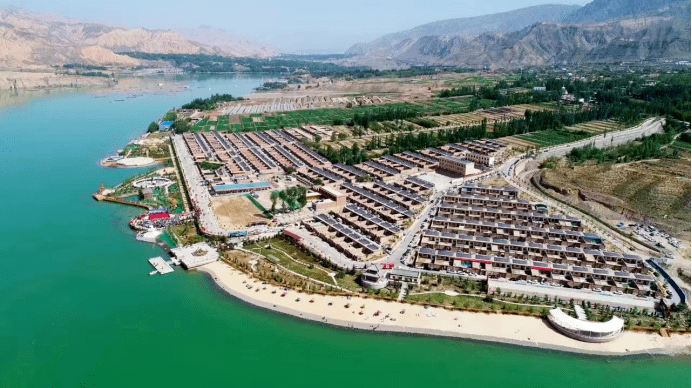 德吉村因易地扶贫搬迁"挪穷窝"而建而兴,后又通过