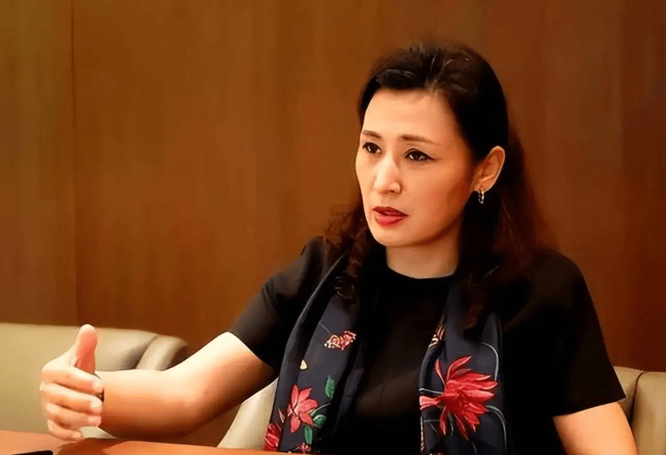 "最美女校长走红",54岁风韵犹存不输明星,个人履历更是出众_姜虹_大学