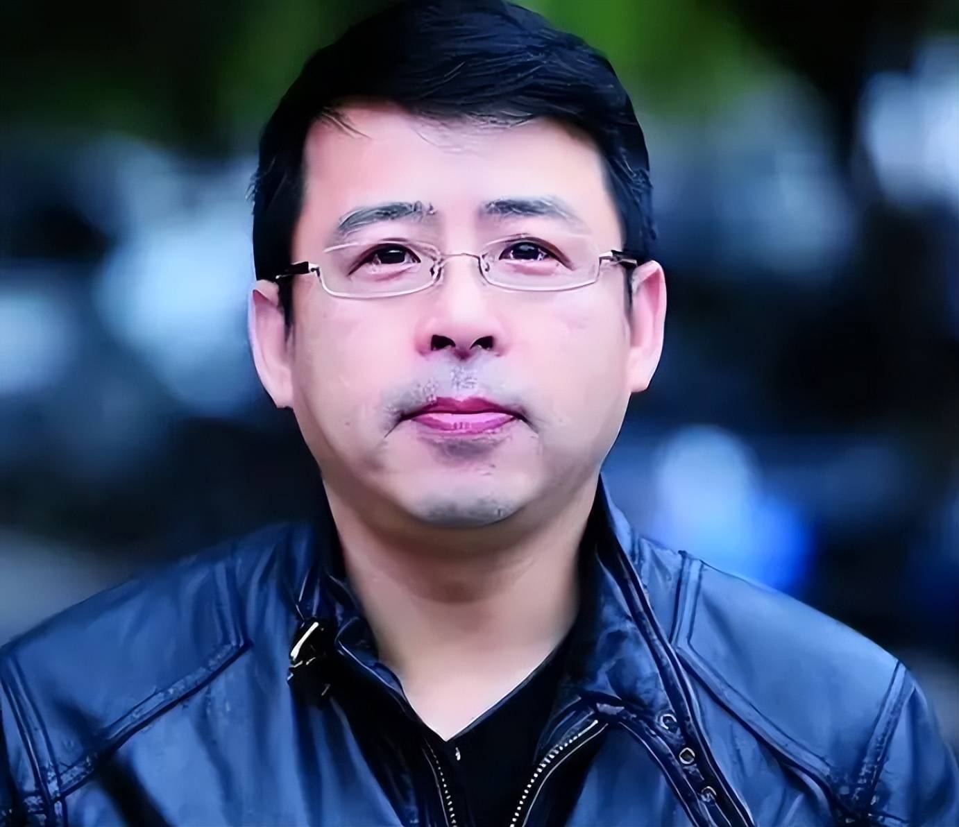 主持人阿丘:包养女大学生,口无遮拦被央视除名,现状怎么样了_表演