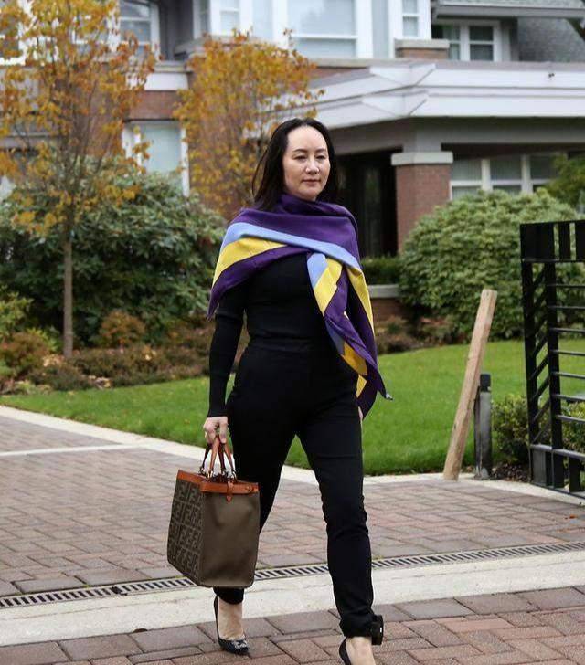 中年女人就别扮美了,看看孟晚舟,穿衣得体显气质_女性_衣服_的设计